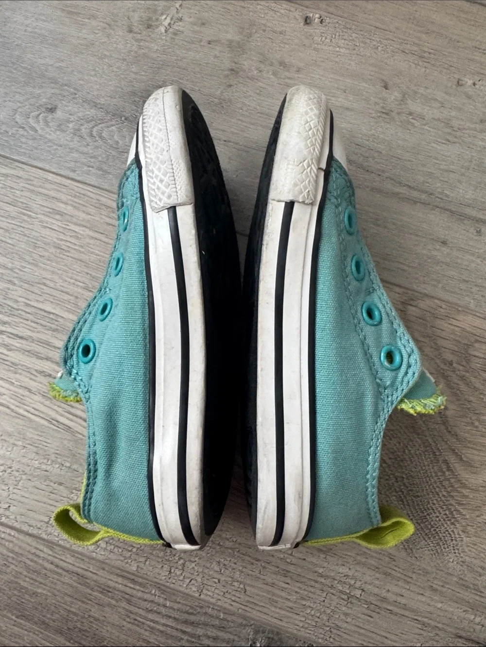 Converse no tie